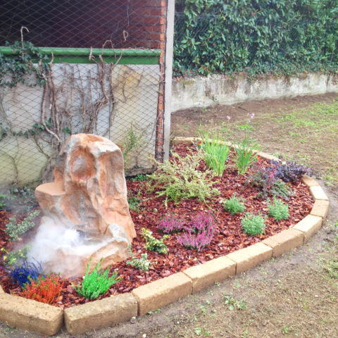 Realizzazione aiuole con fontana provincia Arezzo Siena Caiani Vivai Garden